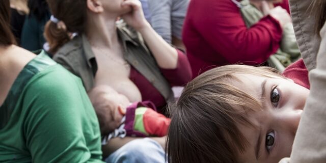 Μητρικός θηλασμός: Τα social media σπάνε τα ταμπού – Πού να απευθυνθούν οι μητέρες για δωρεάν υποστήριξη