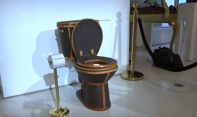 Η πιο ακριβή και ‘μοδάτη’ τουαλέτα στον κόσμο είναι φτιαγμένη από… 24 τσάντες Louis Vuitton