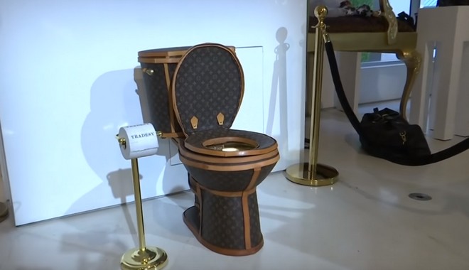 Η πιο ακριβή και ‘μοδάτη’ τουαλέτα στον κόσμο είναι φτιαγμένη από… 24 τσάντες Louis Vuitton