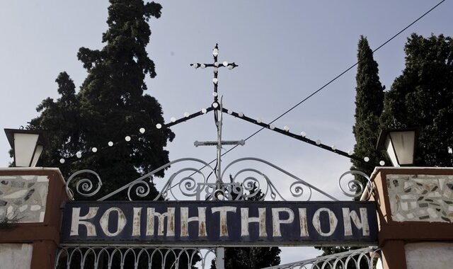 ‘Καμπάνα’ για τους νεαρούς που έβγαζαν selfie με κρανίο μέσα σε νεκροταφείο