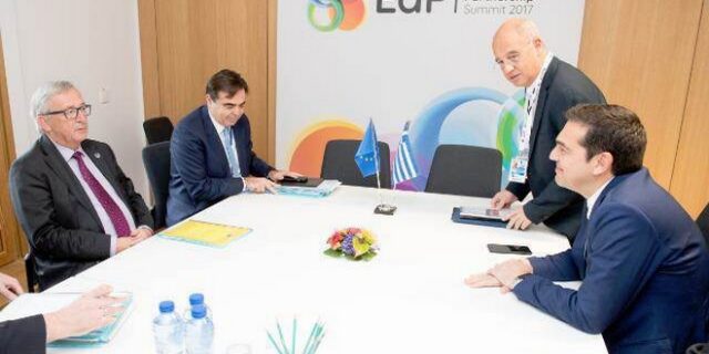 Στήριξη για τα αντιπλημμυρικά στη Δυτική Αττική ζήτησε ο Τσίπρας από το Γιούνκερ