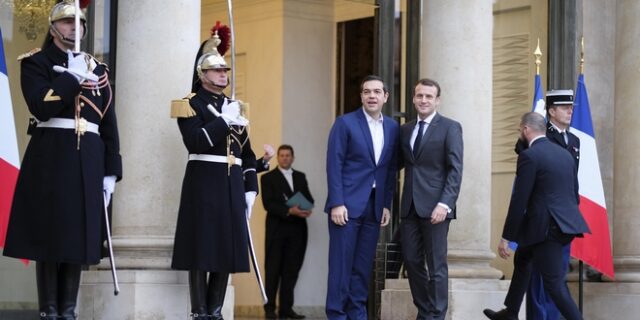 Δείτε φωτό: Στα σκαλιά των Ηλυσίων περίμενε ο Μακρόν τον Τσίπρα