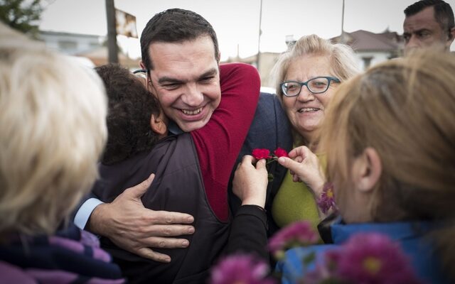 ‘Μπλόκο’ με λουλούδια στον Τσίπρα στην Ξάνθη