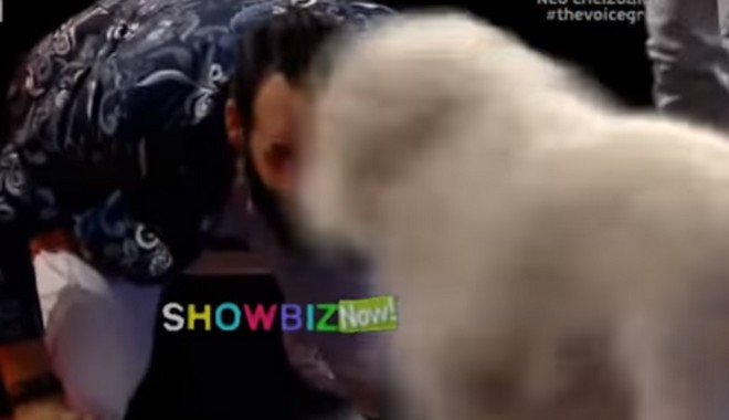 The Voice: Σκύλος εισέβαλε στη σκηνή για να… ‘φάει’ τον Μουζουράκη
