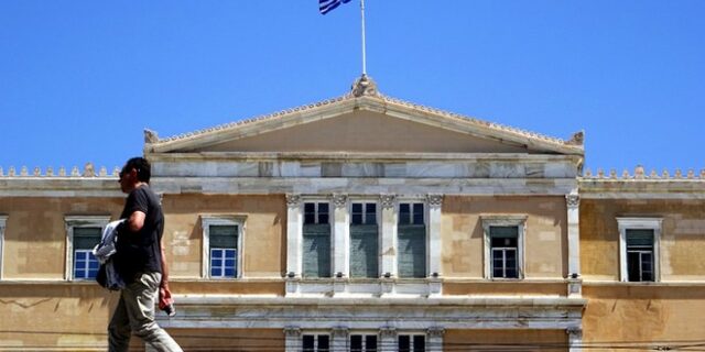 Βουλή: Προειδοποιήσεις της Επιστημονικής Υπηρεσίας για το κοινωνικό μέρισμα