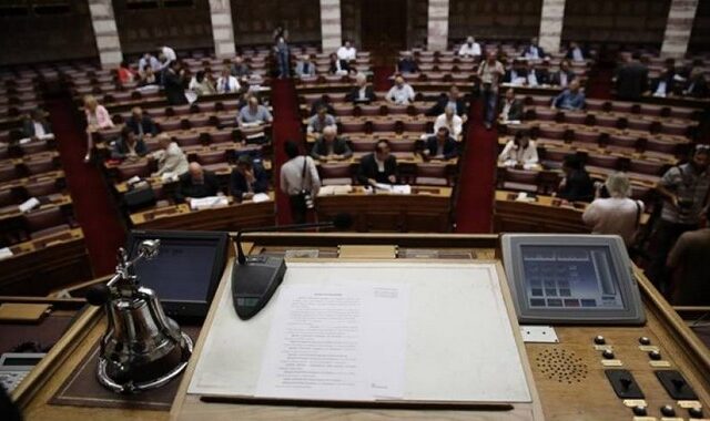 Λίστες για φοροδιαφυγή και λαθρεμπόριο στη Βουλή