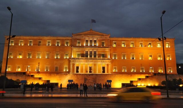 Στα πορτοκαλί ‘ντύνεται’ η Βουλή για την Παγκόσμια Ημέρα Εξάλειψης της Βίας κατά των Γυναικών