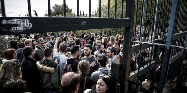 Οργή για την αναίτια χρήση χημικών και βίας εναντίον φοιτητών στο υπουργείο Παιδείας