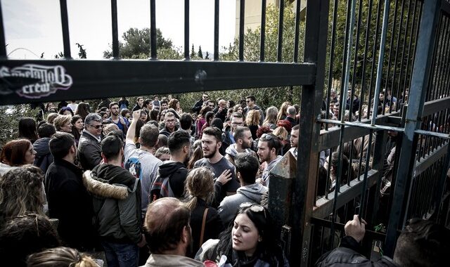 Οργή για την αναίτια χρήση χημικών και βίας εναντίον φοιτητών στο υπουργείο Παιδείας