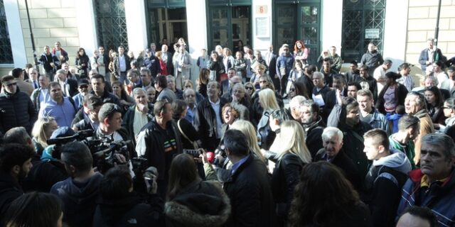 Κατάσταση πολιορκίας στην Ευελπίδων: Δεν μπορούν να βγάλουν τον 58χρονο – Νέες απειλές για λιντσάρισμα