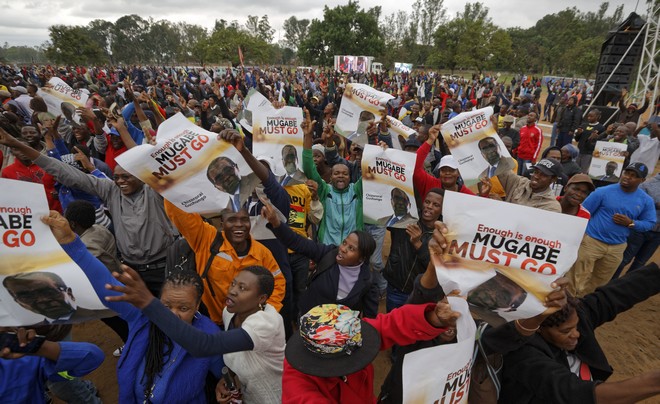 Ζιμπάμπουε: Χιλιάδες στους δρόμους γιόρτασαν την πτώση του Μουγκάμπε
