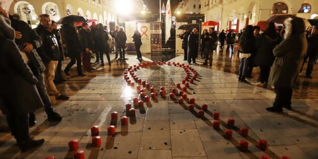 Με κόκκινα κεριά στην πλατεία Αριστοτέλους για την Παγκόσμια Ημέρα κατά του AIDS