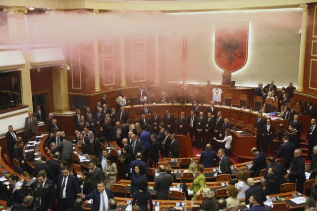 Καπνογόνα μέσα στη Βουλή της Αλβανίας