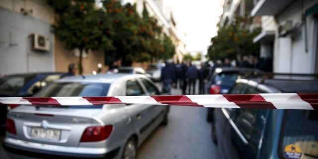 Έγκλημα στους Αγίους Αναργύρους: Γονατιστός πλάι στο νεκρό παιδί του βρέθηκε ο δράστης