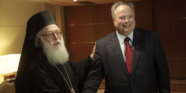 Αλβανική ιθαγένεια στον Αρχιεπίσκοπο Αναστάσιο – Χαιρετίζει ο Κοτζιάς