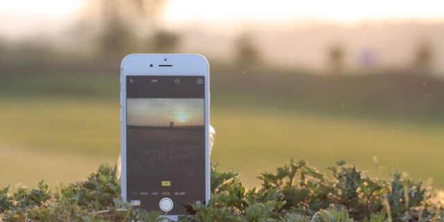 Γιατί η Apple επιβραδύνει τα παλιά iPhones