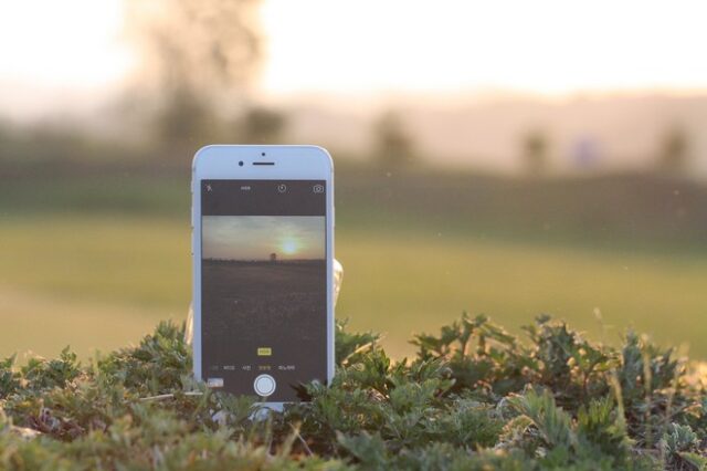 Γιατί η Apple επιβραδύνει τα παλιά iPhones