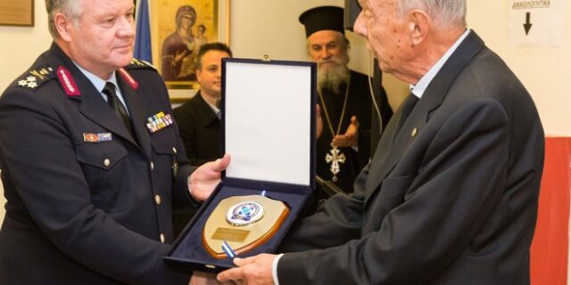 Καθηγητής Ιατρικής δώρισε τέσσερα περιπολικά στην ΕΛ.ΑΣ.