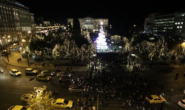 Φωταγωγήθηκε το δέντρο της Αθήνας στο Σύνταγμα