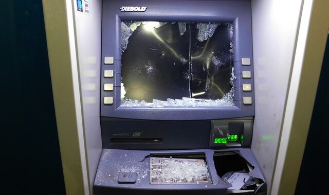 Ανατίναξαν ATM στην Εκάλη και αφαίρεσαν τα χρήματα
