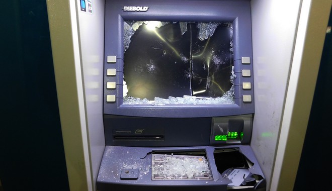 Βάρκιζα: Ανατίναξαν ΑΤΜ αλλά έφυγαν χωρίς τα χρήματα