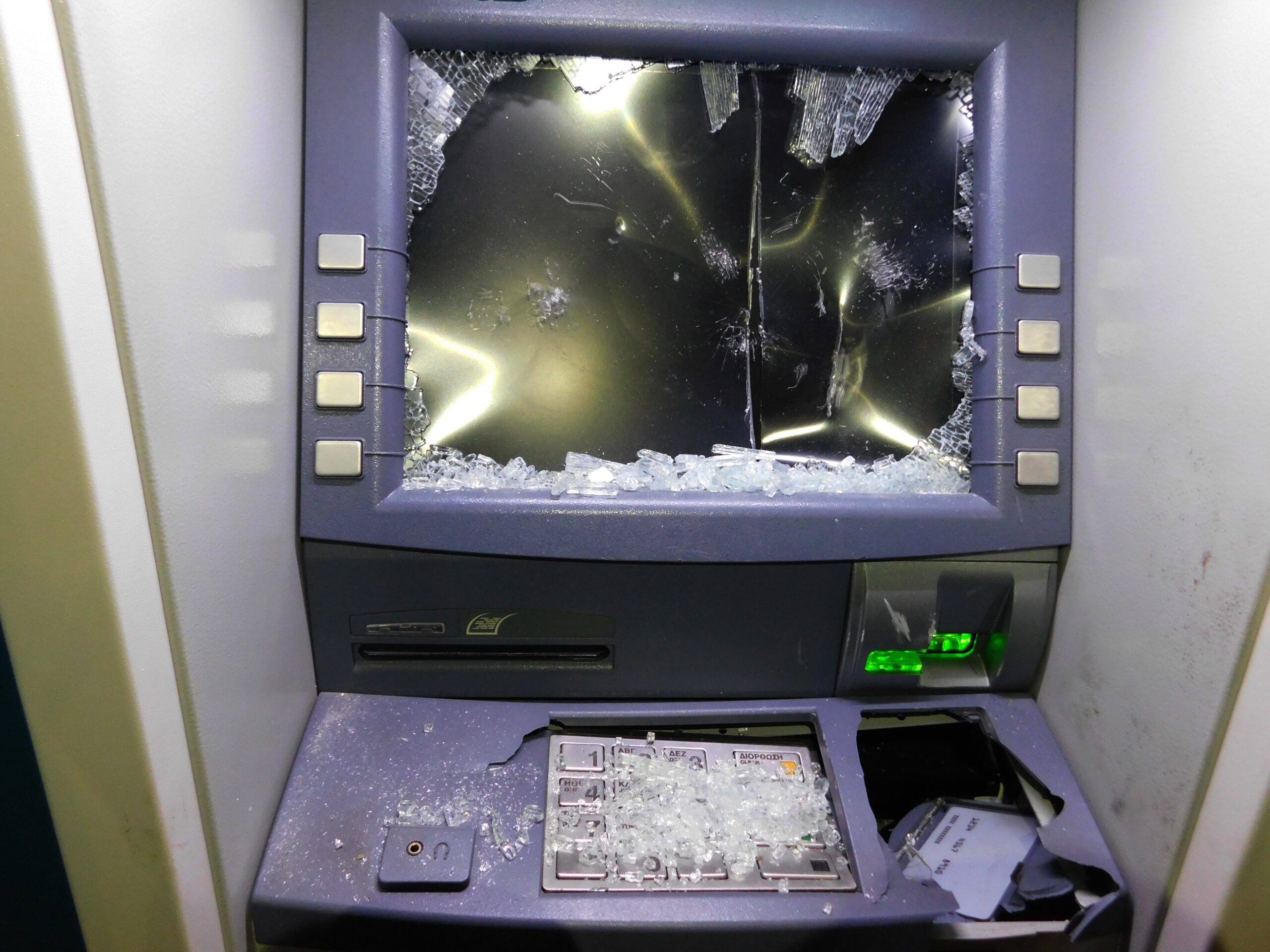 Βάρη: Διπλή απόπειρα διάρρηξης ΑΤΜ σε σούπερ μάρκετ