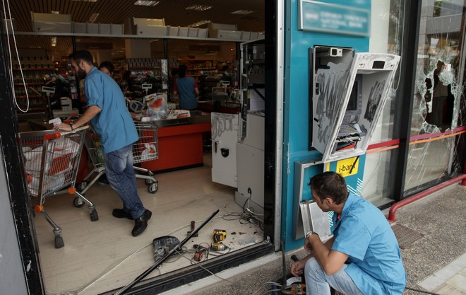 Γλυφάδα: Ανατίναξαν ATM στην είσοδο μεγάλου σουπερμάρκετ