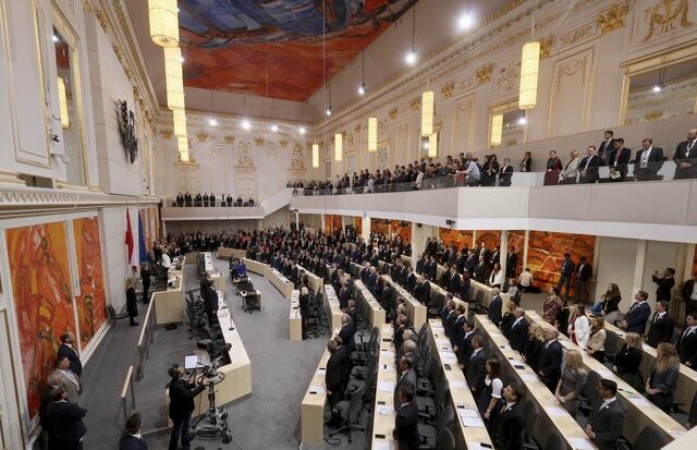 Αυστρία: Συμφωνία συντηρητικών – ακροδεξιάς για τον σχηματισμό κυβέρνησης
