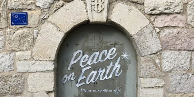 Είναι αυτός ο Banksy; Τουρίστας λέει πως τον φωτογράφισε