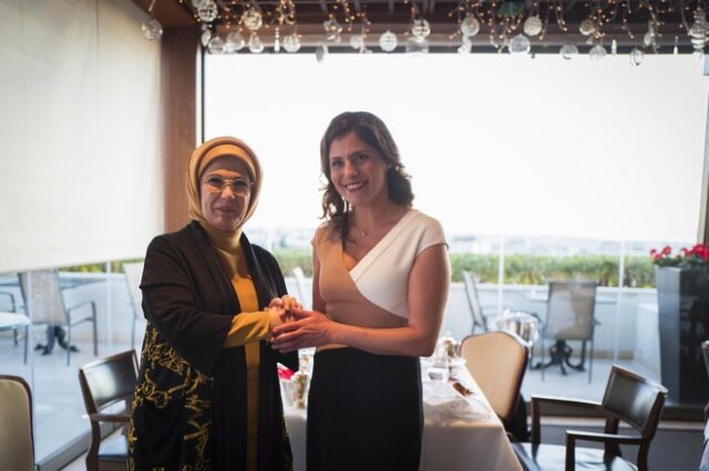 Η Μπέττυ Μπαζιάνα επισκέφτηκε την Εμινέ Ερντογάν στη ‘Μ. Βρετάνια’