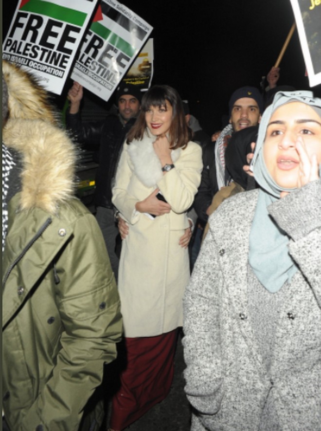 Μπέλα Χαντίντ: Από πάρτι κατευθείαν σε διαδήλωση για την Παλαιστίνη