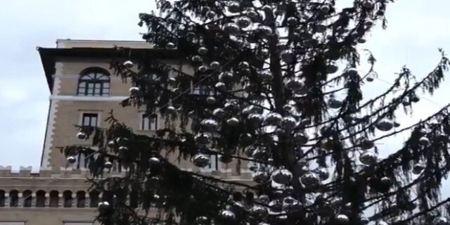Στη Ρώμη στόλισαν ‘βούρτσα τουαλέτας’ αξίας 48.000 ευρώ