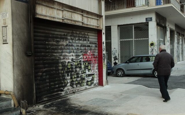 Γκαζάκια έξω από το αναρχικό στέκι ‘Δίστομο’ στον Άγιο Παντελεήμονα