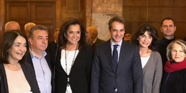Χαμογελαστή η Ντόρα δίπλα στον Κυριάκο μετά τον αποκλεισμό από το…υπουργικό