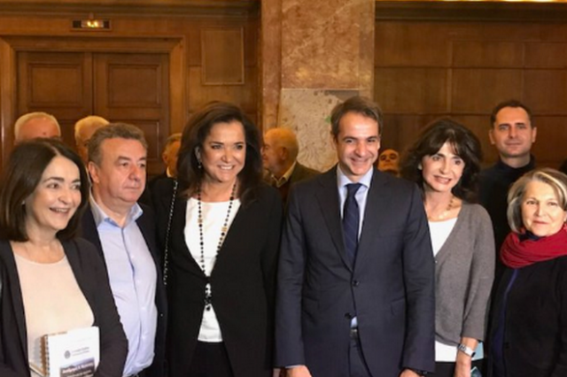 Χαμογελαστή η Ντόρα δίπλα στον Κυριάκο μετά τον αποκλεισμό από το…υπουργικό