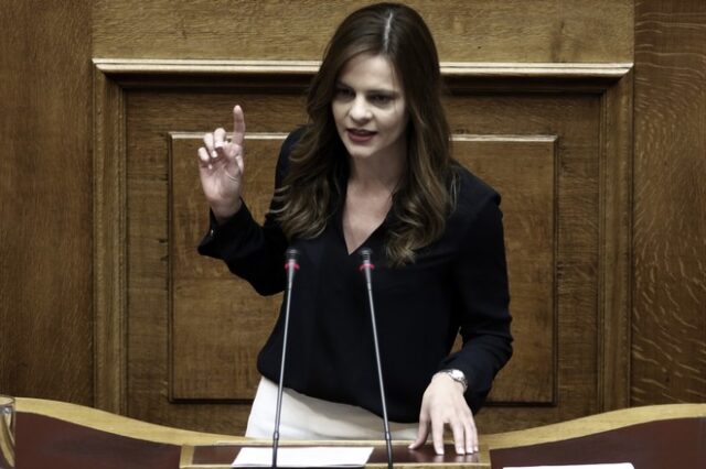 Αχτσιόγλου κατά Μητσοτάκη για το επίδομα νεανικής αλληλεγγύης