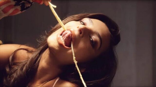 H Emily Ratajkowski τρώει μακαρονάδα με τα εσώρουχα της και ο Δεκέμβρης πήρε φωτιά