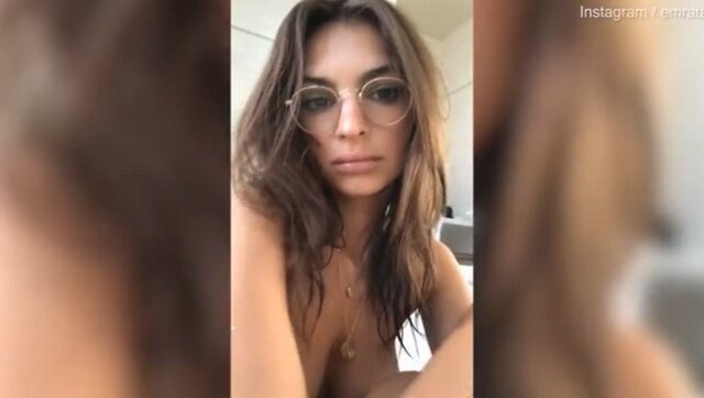 H Emily Ratajkowski ποζάρει μόνο με τα γυαλιά της για να μας πει ‘καλή χρονιά’