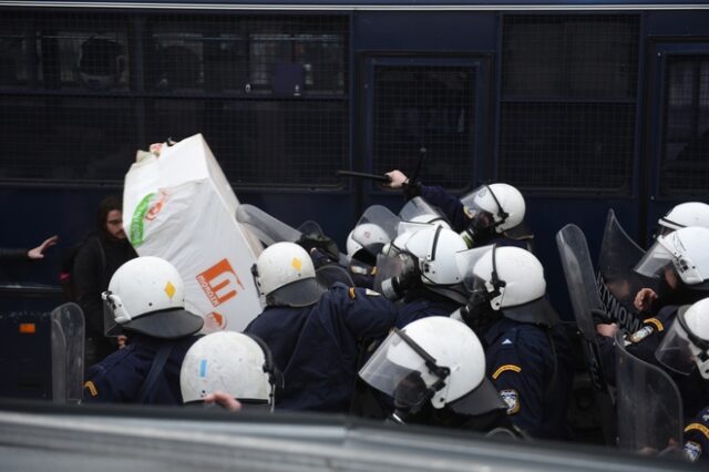 Ένταση στο Ειρηνοδικείο Αθηνών- Διαδηλωτές προσπάθησαν να μπουν στο κτίριο