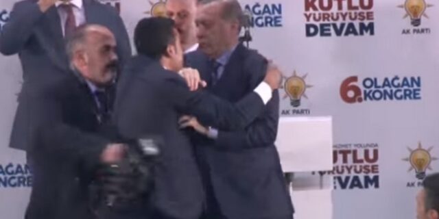 Πανικός για τον Ερντογάν: Δέχθηκε ‘επίθεση αγάπης’ από φανατικό οπαδό
