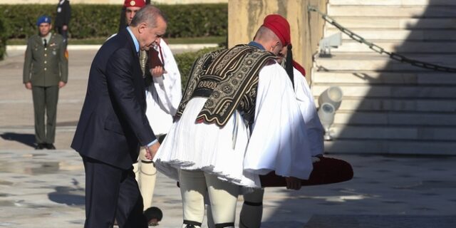 Ερντογάν στο Σύνταγμα: Όταν οι Ευέλπιδες τραγούδησαν τον Εθνικό Ύμνο