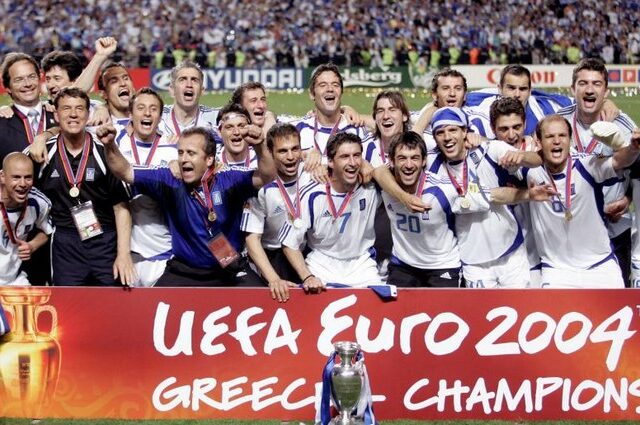 Η Εθνική ομάδα ποδοσφαίρου του 2004 στηρίζει την ‘Αποστολή’ της Αρχιεπισκοπής Αθηνών
