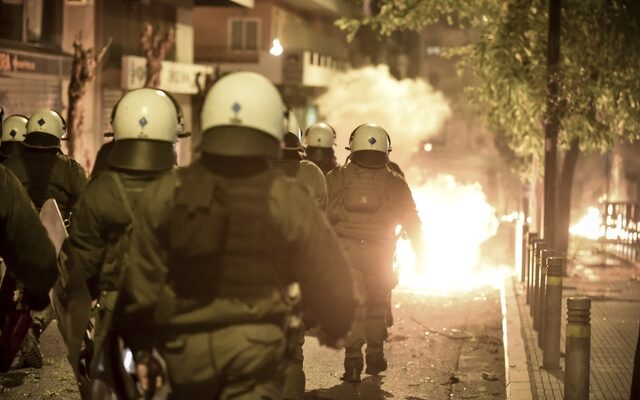 Μπαράζ επιθέσεων τη νύχτα στην Αθήνα: Εμπρησμοί ΙΧ, γκαζάκια σε τράπεζα και επεισόδια στα Εξάρχεια