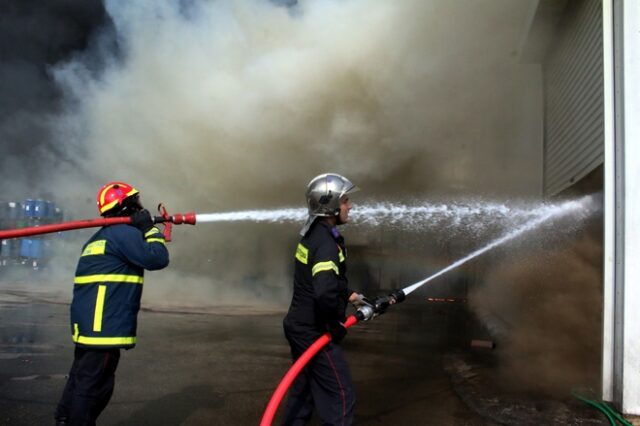 Πυρκαγιά σε εργοστάσιο στην Μάνδρα