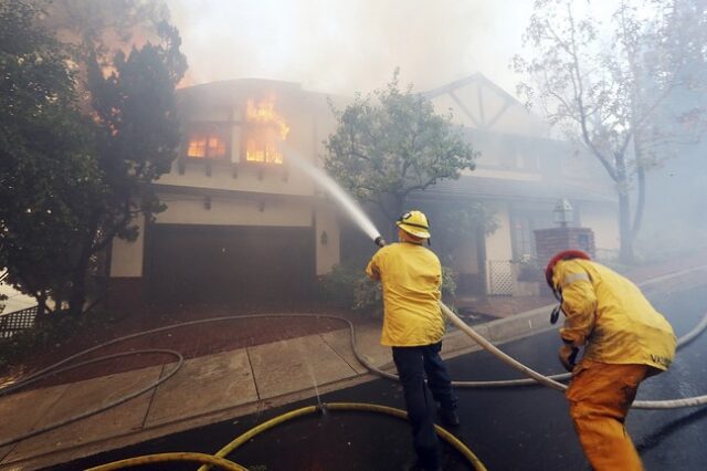ΗΠΑ: Το Λος Άντζελες ‘γλύφει’ η πυρκαγιά στην Καλιφόρνια