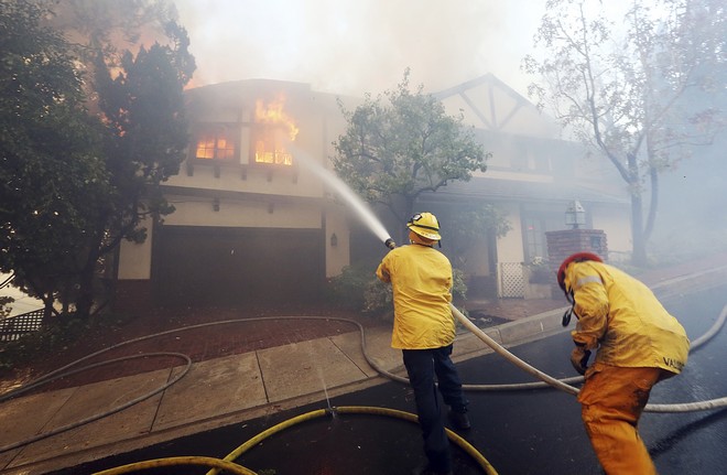 ΗΠΑ: Το Λος Άντζελες ‘γλύφει’ η πυρκαγιά στην Καλιφόρνια