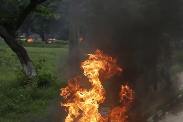 Μυστηριώδης θάνατος: Έπιασε φωτιά ενώ έκανε αμέριμνος τη βόλτα του