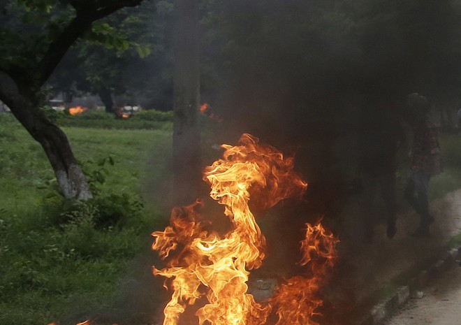 Μυστηριώδης θάνατος: Έπιασε φωτιά ενώ έκανε αμέριμνος τη βόλτα του