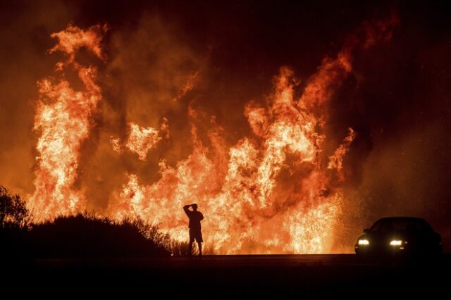 Στις φλόγες η συνοικία των πάμπλουτων στο Λος Άντζελες