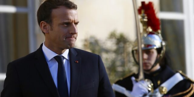 Γαλλία: Σε ‘μπελάδες’ ο Μακρόν για τις διακοπές σε παλάτι